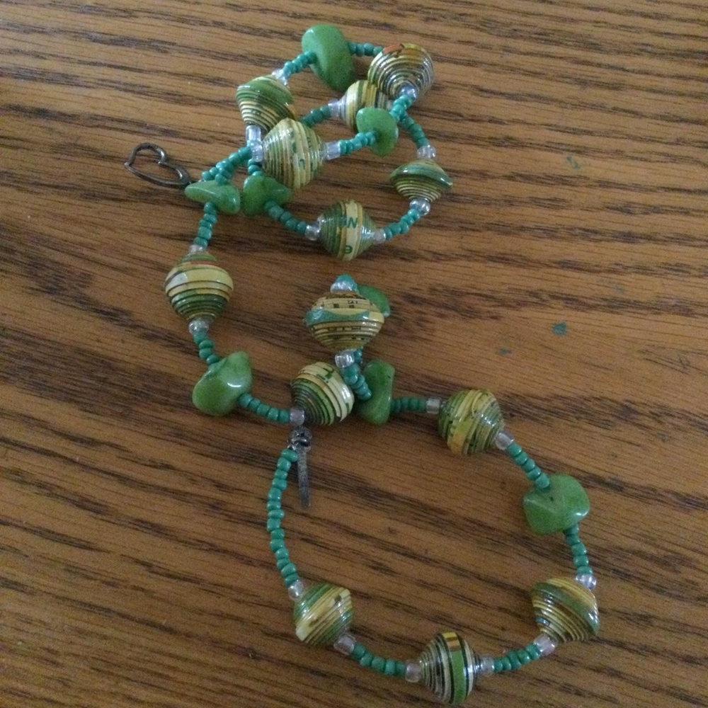 Handmade magazine bead necklace - Picture 1 of 2